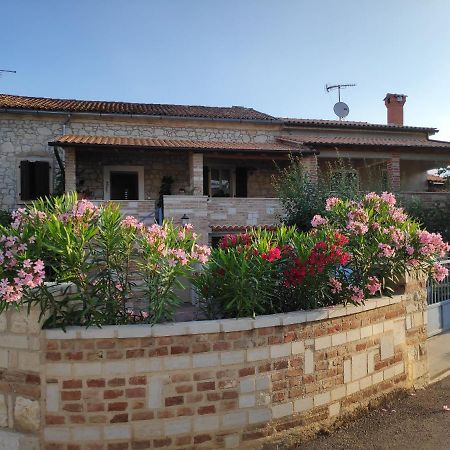 Apartmani Memic 100 M Do Plaze, Apartments Memic Only 100M From Beach Пореч Екстер'єр фото