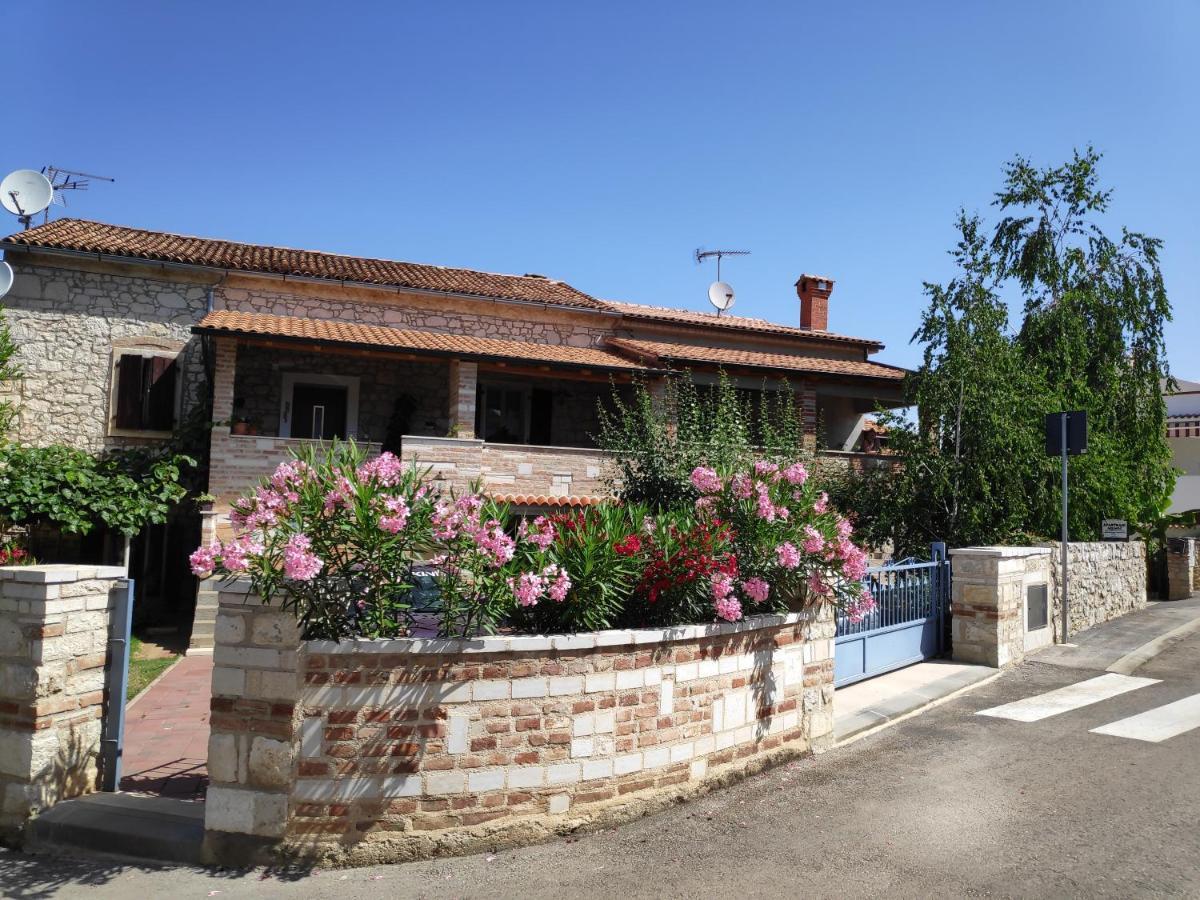 Apartmani Memic 100 M Do Plaze, Apartments Memic Only 100M From Beach Пореч Екстер'єр фото