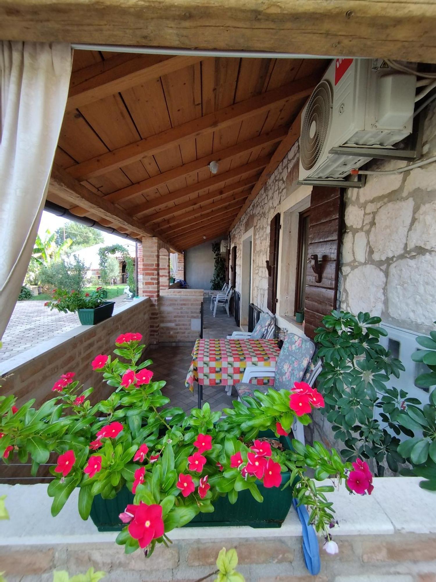 Apartmani Memic 100 M Do Plaze, Apartments Memic Only 100M From Beach Пореч Екстер'єр фото
